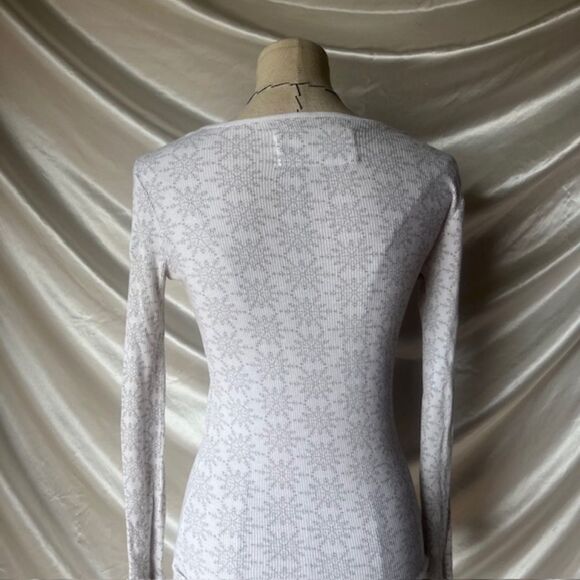 Aeropostale White Snowflake Henley button up top - Picture 7 of 8